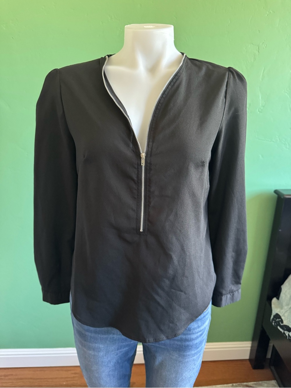 Women’s Black Zip-Front Long Sleeve Top Sz Medium